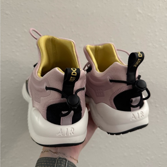 Nike Women’s Air Huarache Shoes - Picture 5 of 7